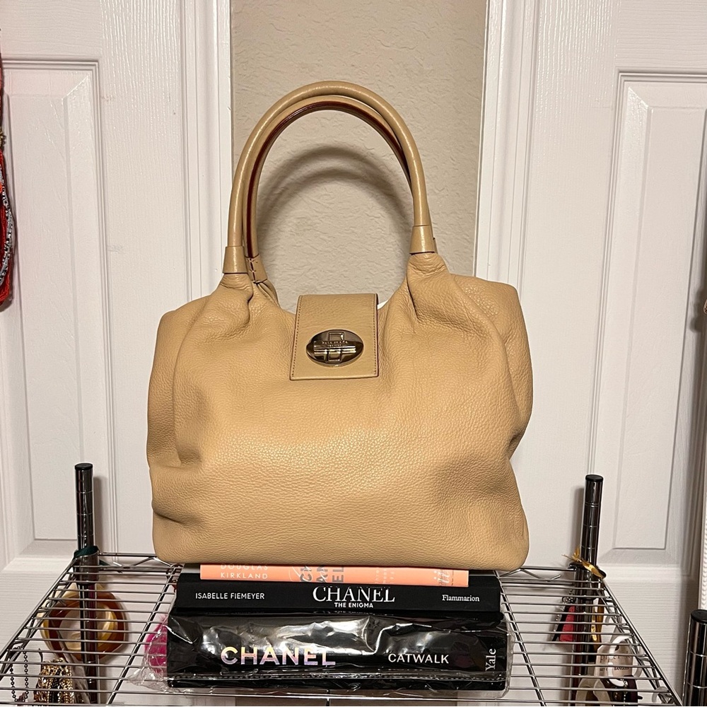 🔻Kate Spade large leather shoulder bag with gold tone hardware hardware.